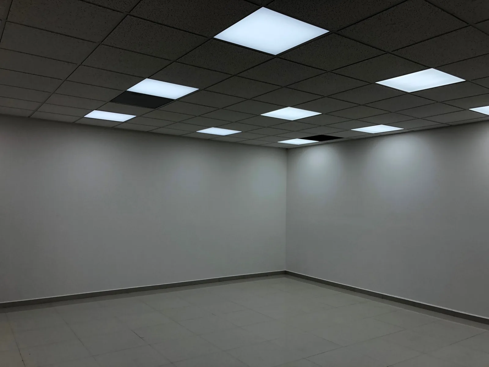 Área de trabajo con luminarias en plafón