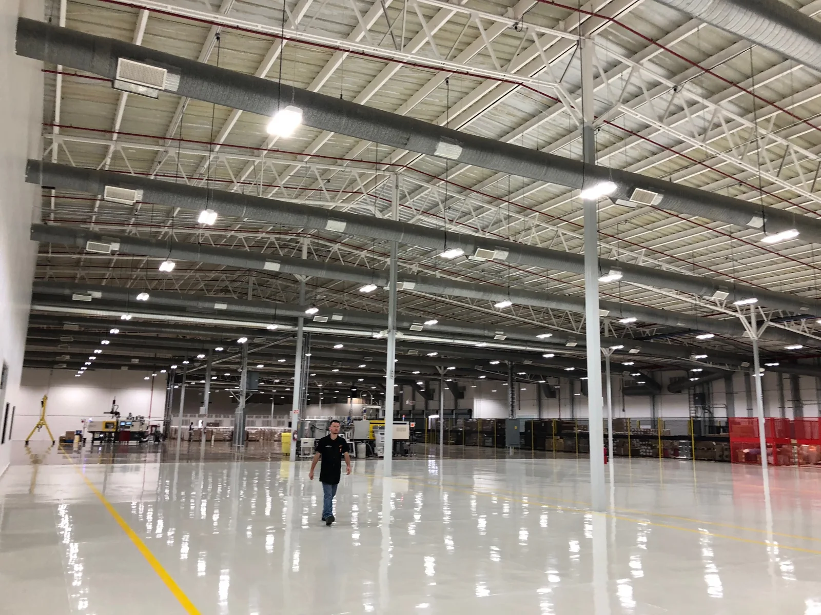 Nave industrial con luminarias de techo
