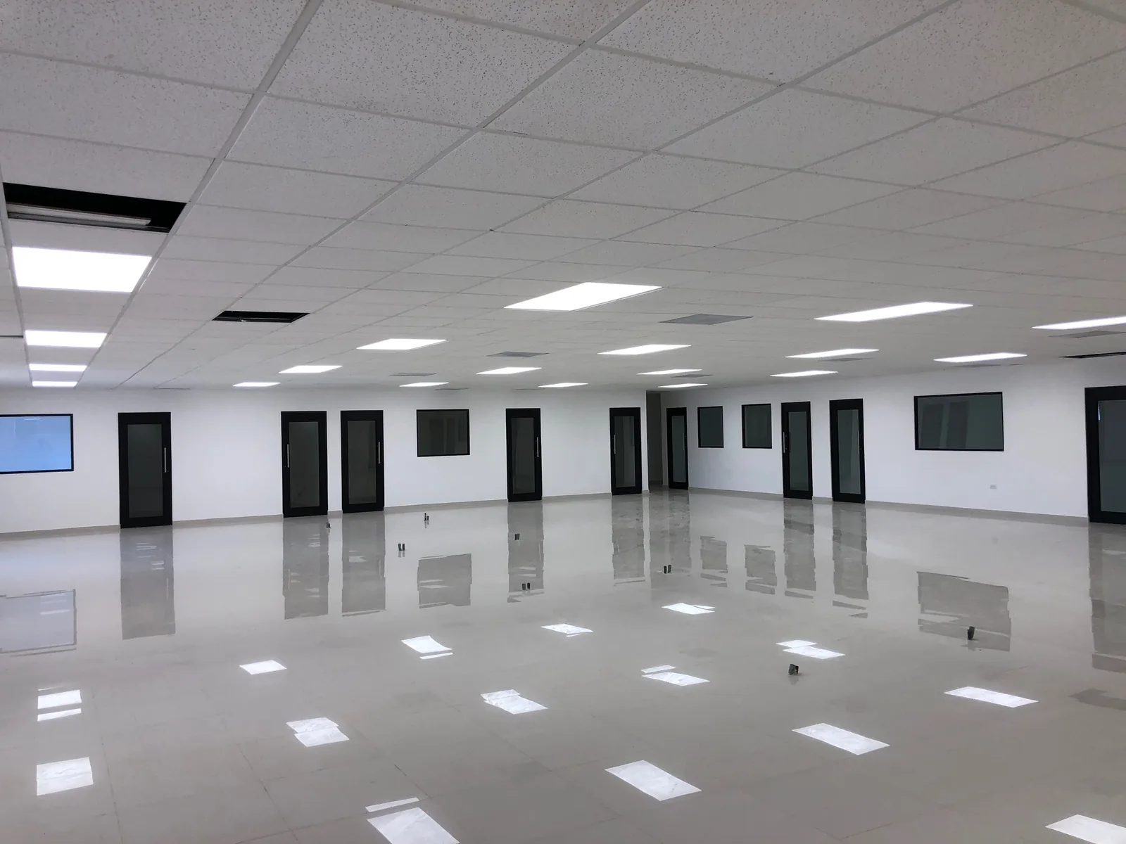 Interior de oficinas iluminadas