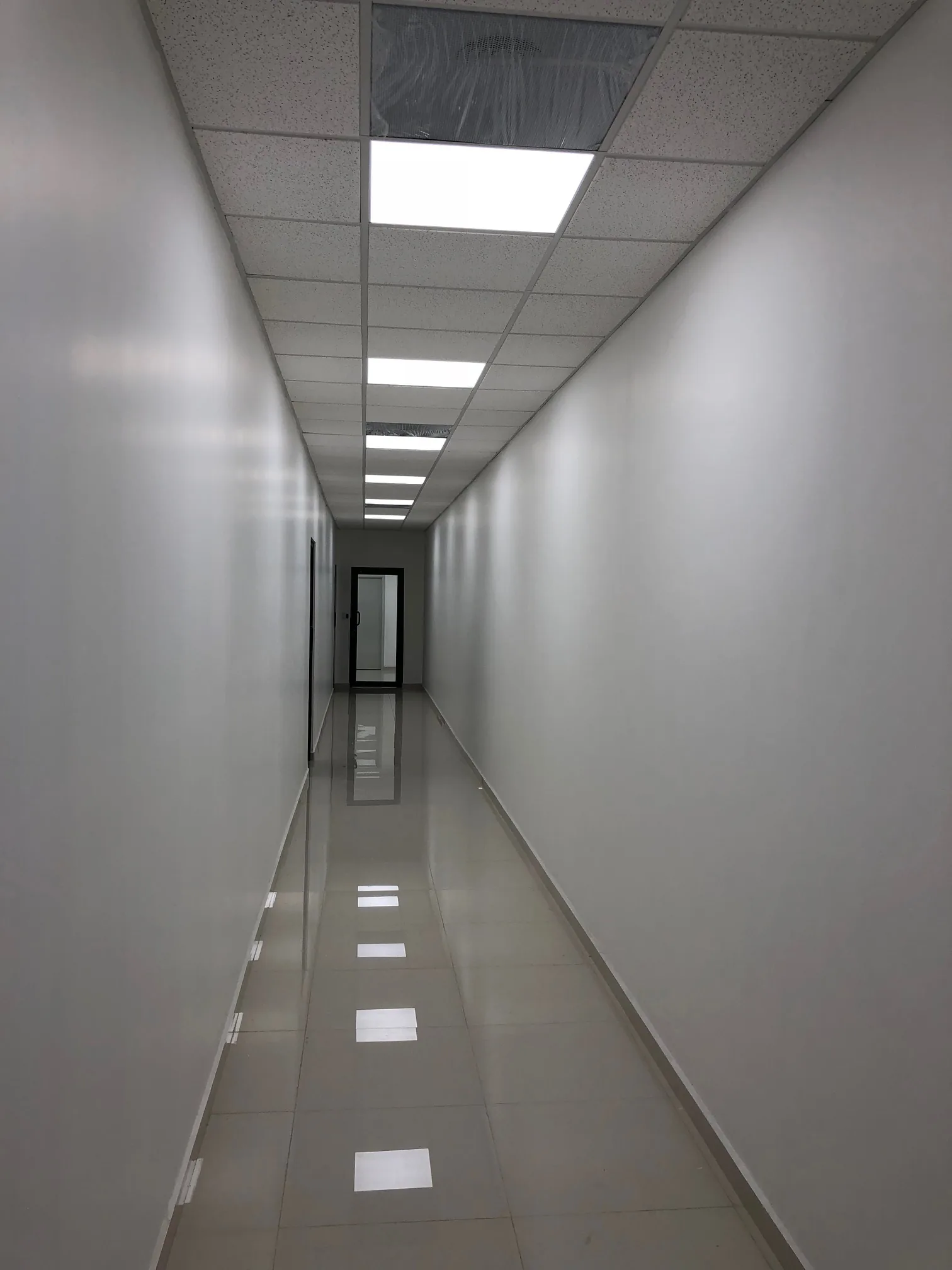 Pasillo interior de instalación