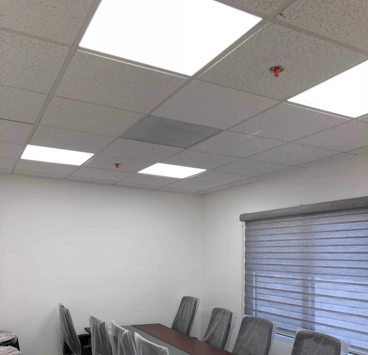 Sala de juntas con luminarias de techo