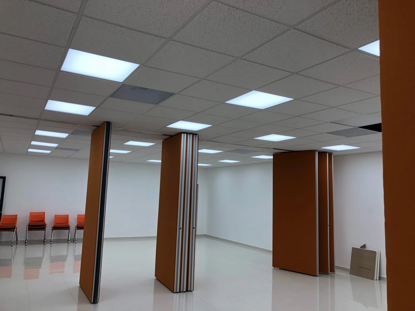 Sala de usos múltiples iluminada